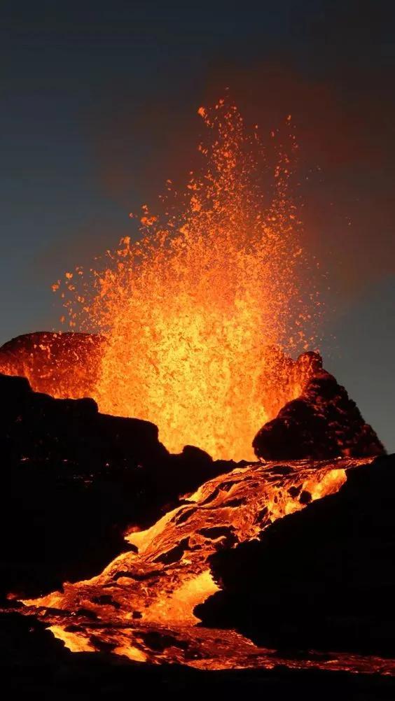 黄石公园火山还会爆发吗_火山为什么会爆发视频_富士山火山预计爆发时间