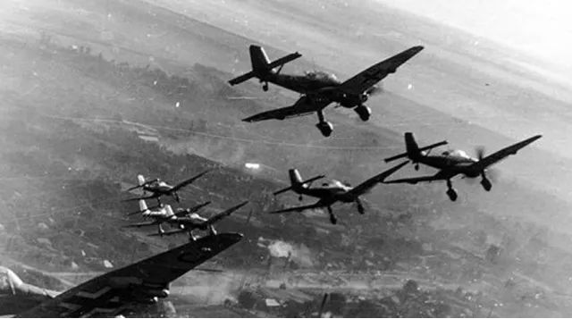 二战著名俯冲轰炸机_二战美军轰炸日本视频_二战美军轰炸东京电影