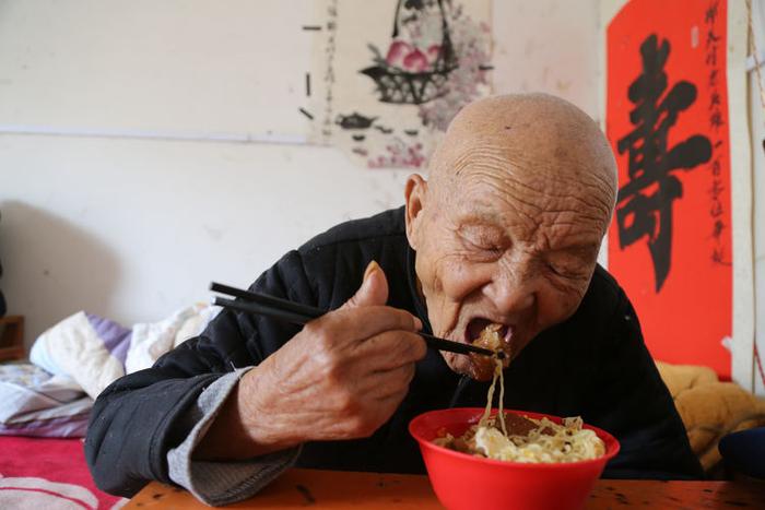 107岁老人爱好吃红烧肉，称年轻时杀猪为生一天能吃三碗