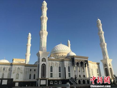 中亚最大清真寺哈兹拉特苏丹清真寺：可容纳1万人做礼拜（图）（2）